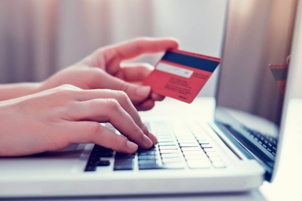 Một chiếc thẻ ngân hàng hỗ trợ thanh toán online
