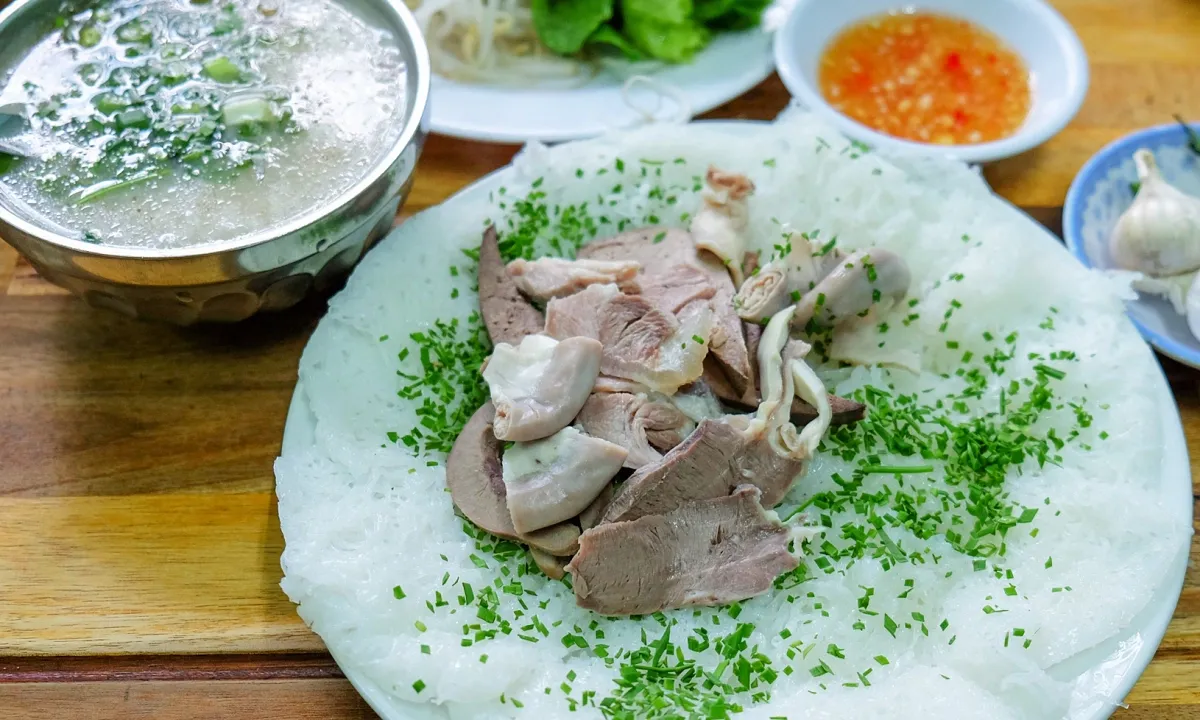 Bánh hỏi lòng heo là món ăn đặc trưng quen thuộc của mỗi người con Bình Định