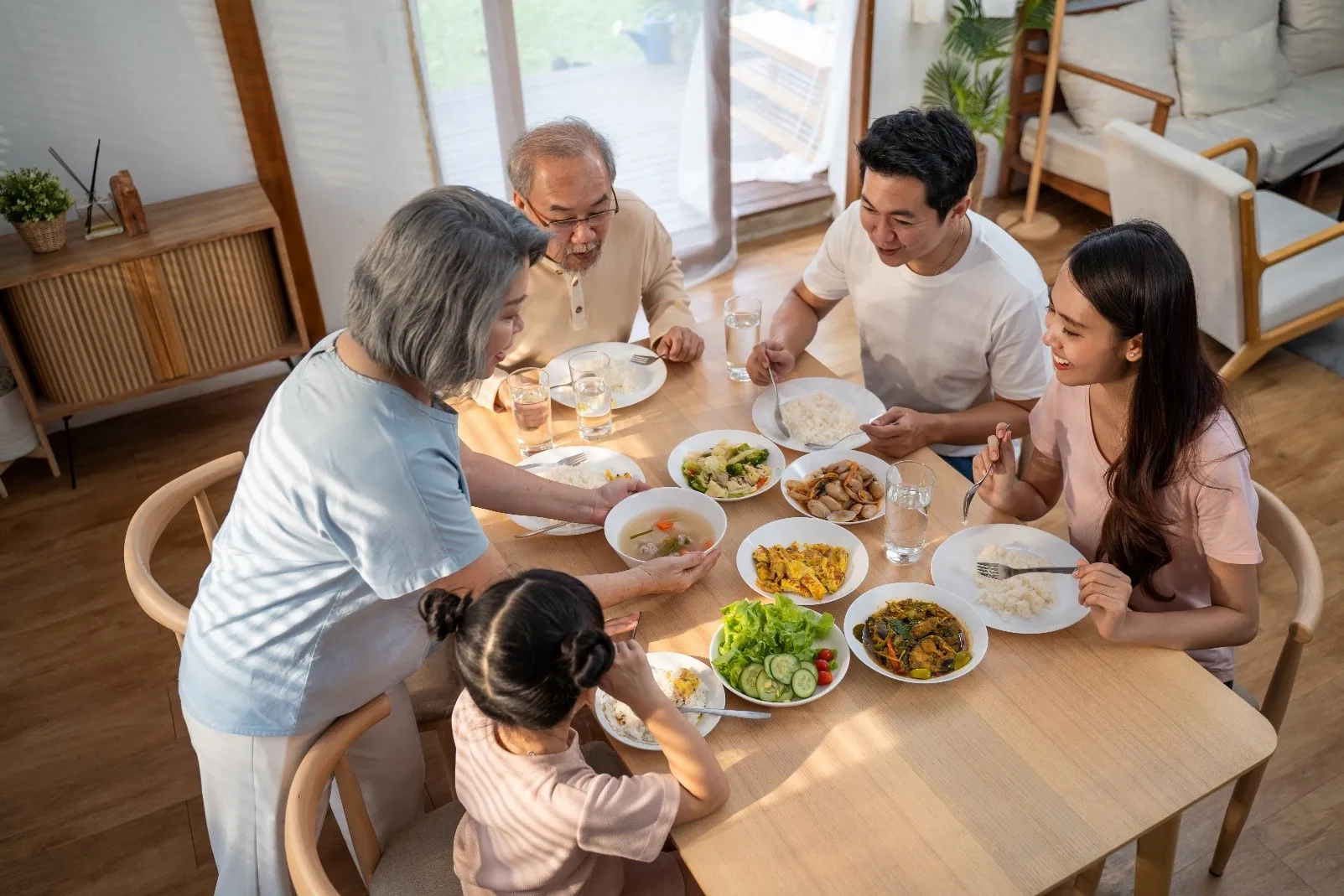 Chậm rãi thưởng thức thêm vài bữa cơm mẹ nấu, tận hưởng những dư vị ngày Tết