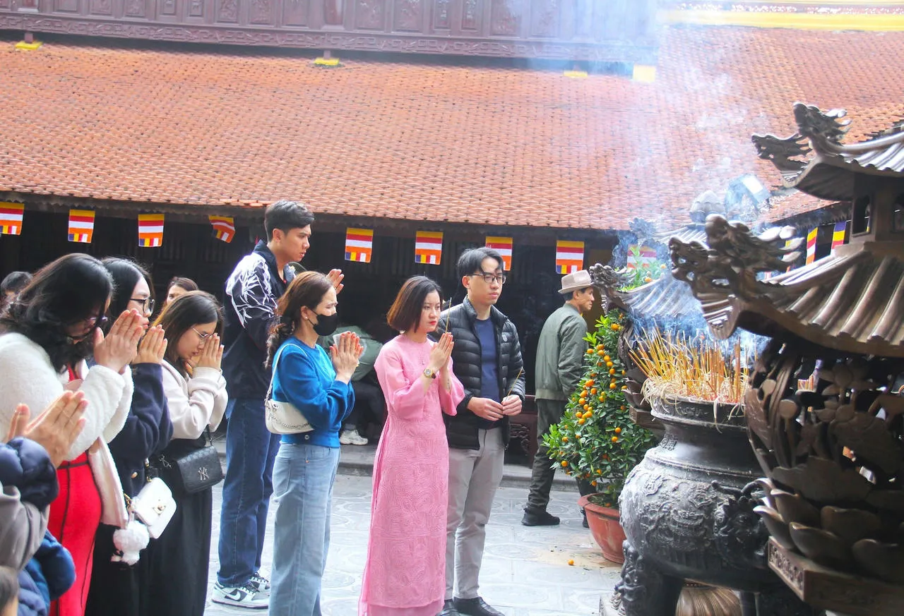 Người dân có thói quen đi lễ đầu năm cầu cho một năm mới bình an và thuận lợi