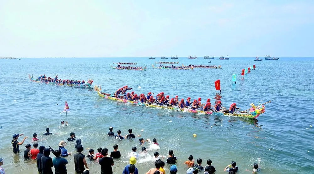 Lễ hội đua thuyền truyền thống được tổ chức mỗi năm tại Lý Sơn vào dịp Tết