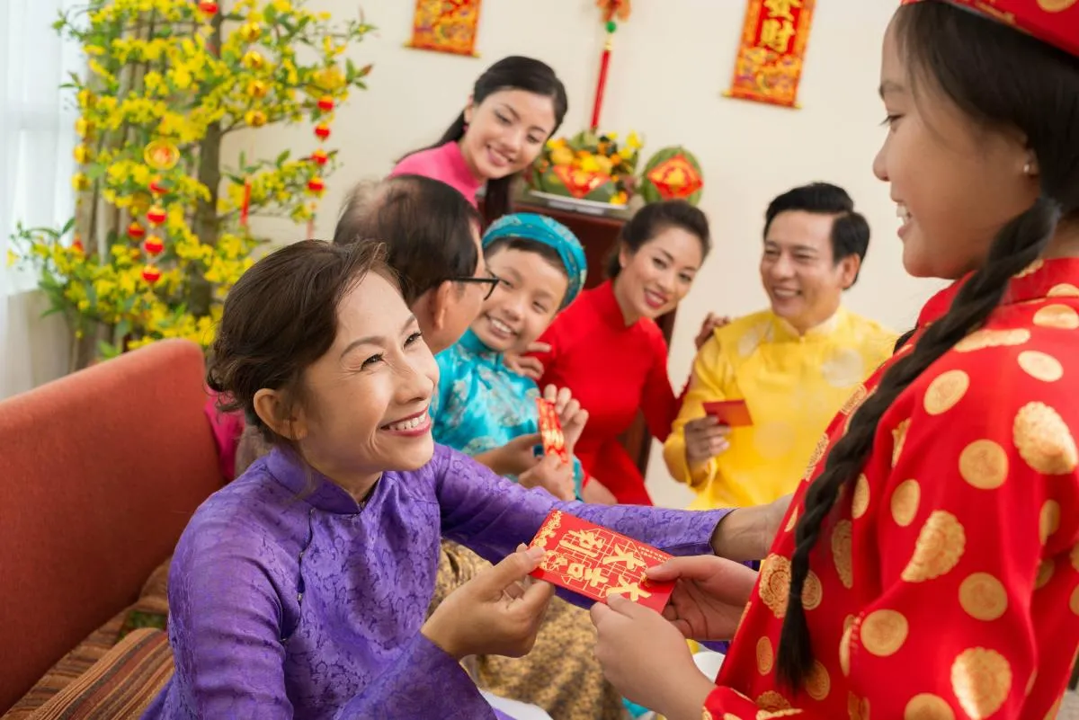 Tết là dịp gia đình quây quần, chúc nhau những lời chúc tốt lành