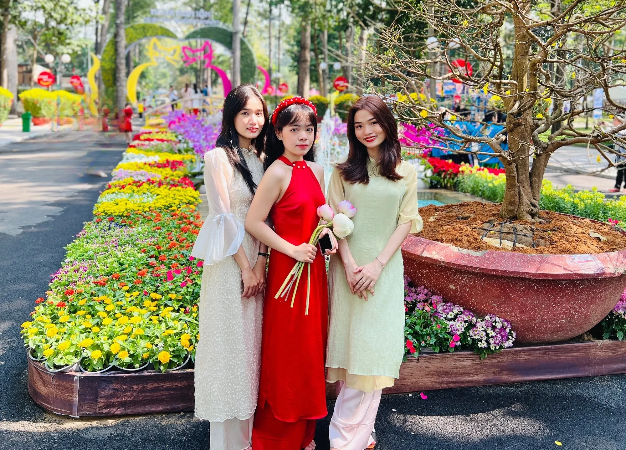 Hội hoa xuân được nhiều bạn trẻ ghé thăm để check-in cùng áo dài