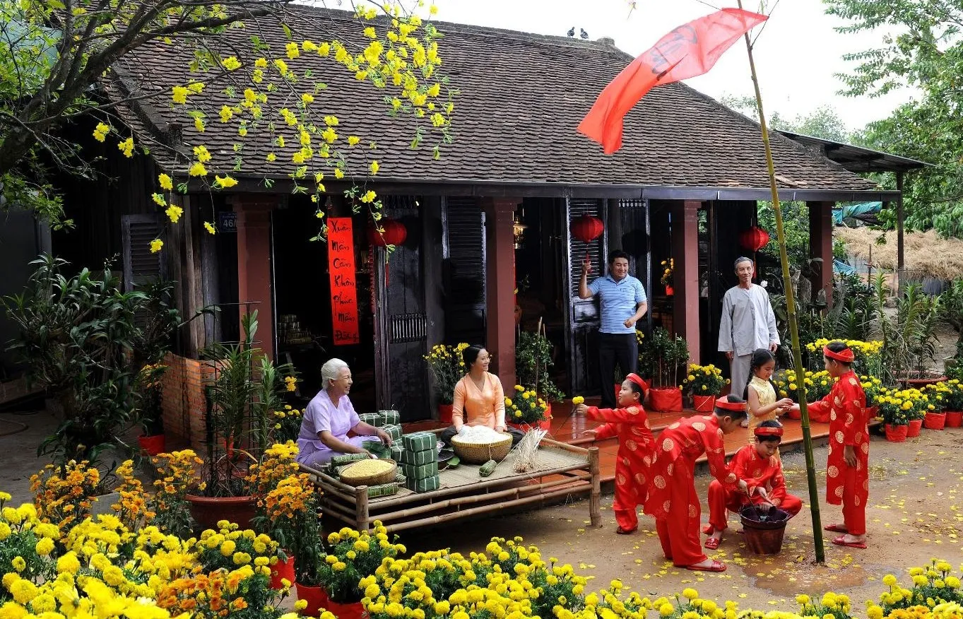 Ngày 27 Tết quây quần ngồi gói bánh chưng bên gia đình