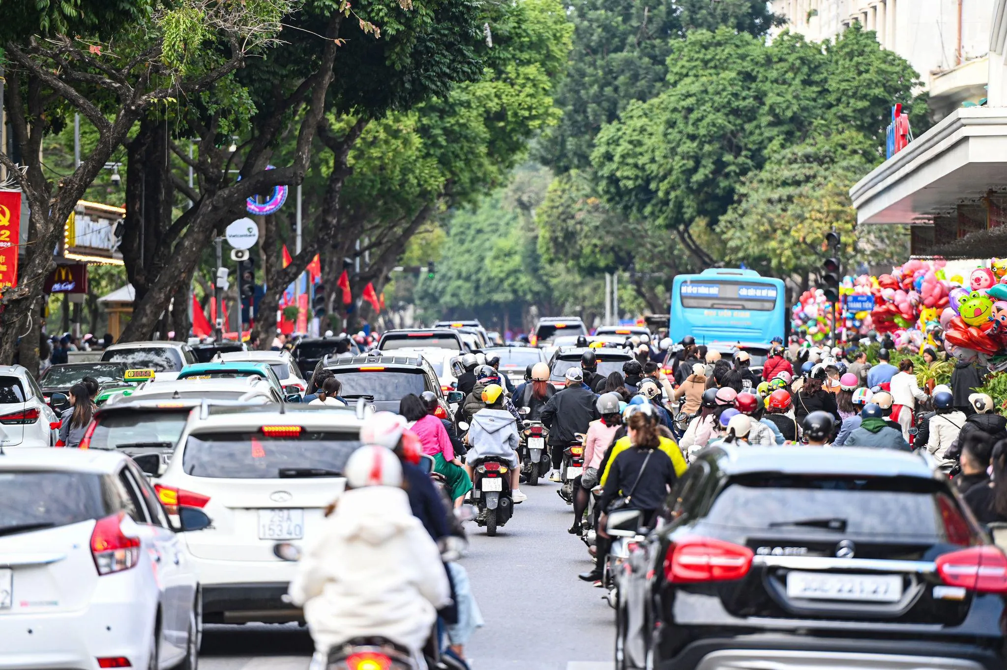 Mùng 2 Tết, Phố Cổ nhộn nhịp người xuống đường du xuân