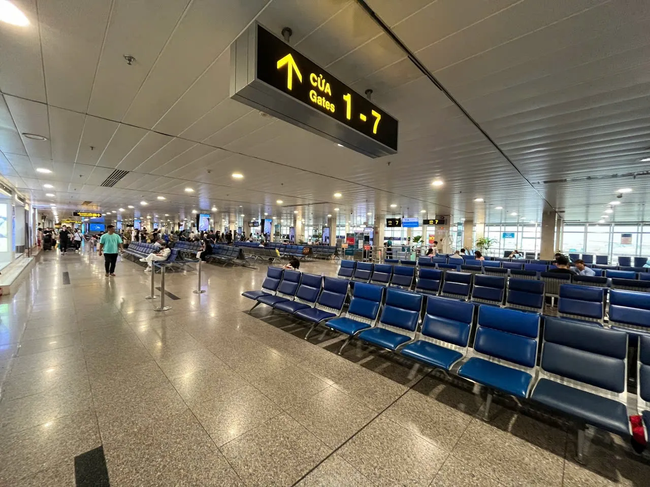 Sân bay Tân Sơn Nhất thưa thớt thoáng mát, không còn cảnh chen chúc chật chội