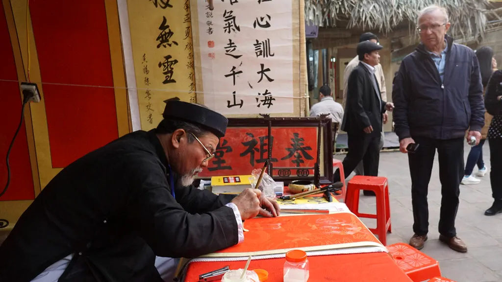 Người dân xếp hàng để xin chữ đầu cầu an năm mới