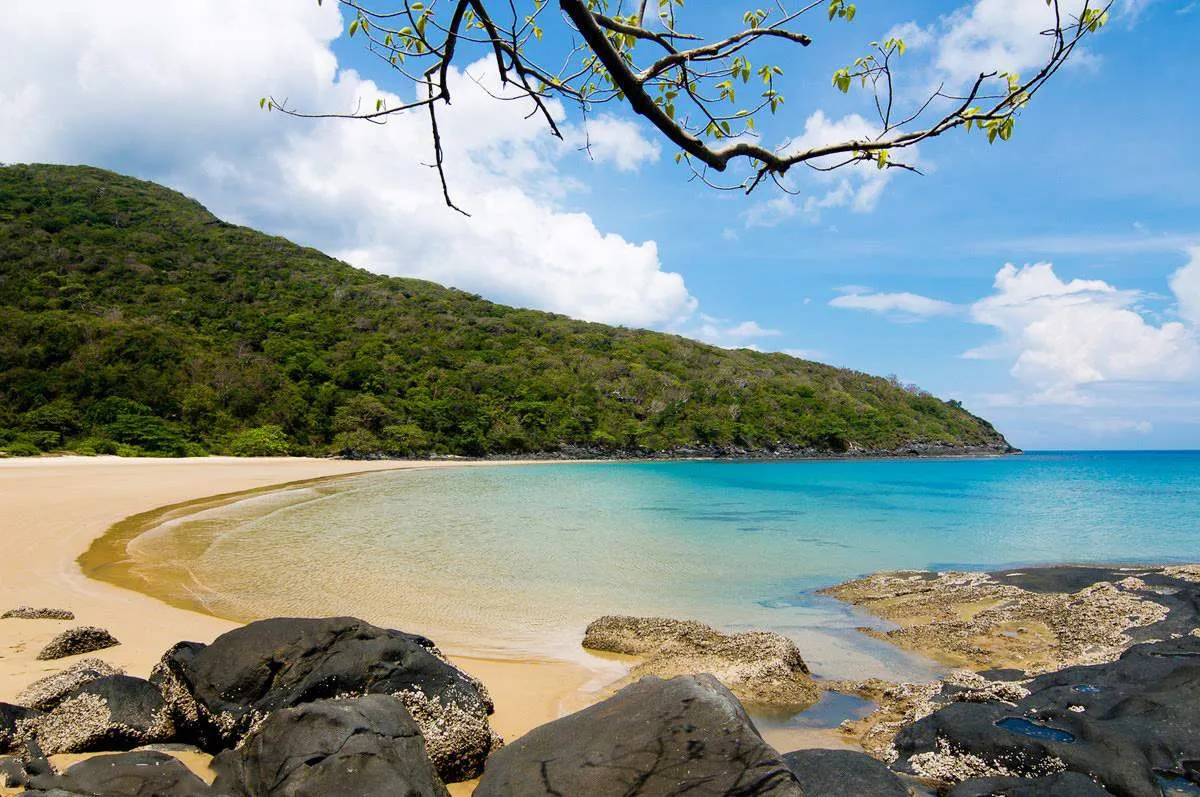 Bãi Ông Đụng, nơi biển xanh, cát trắng và nắng vàng hoà cùng sóng vỗ.