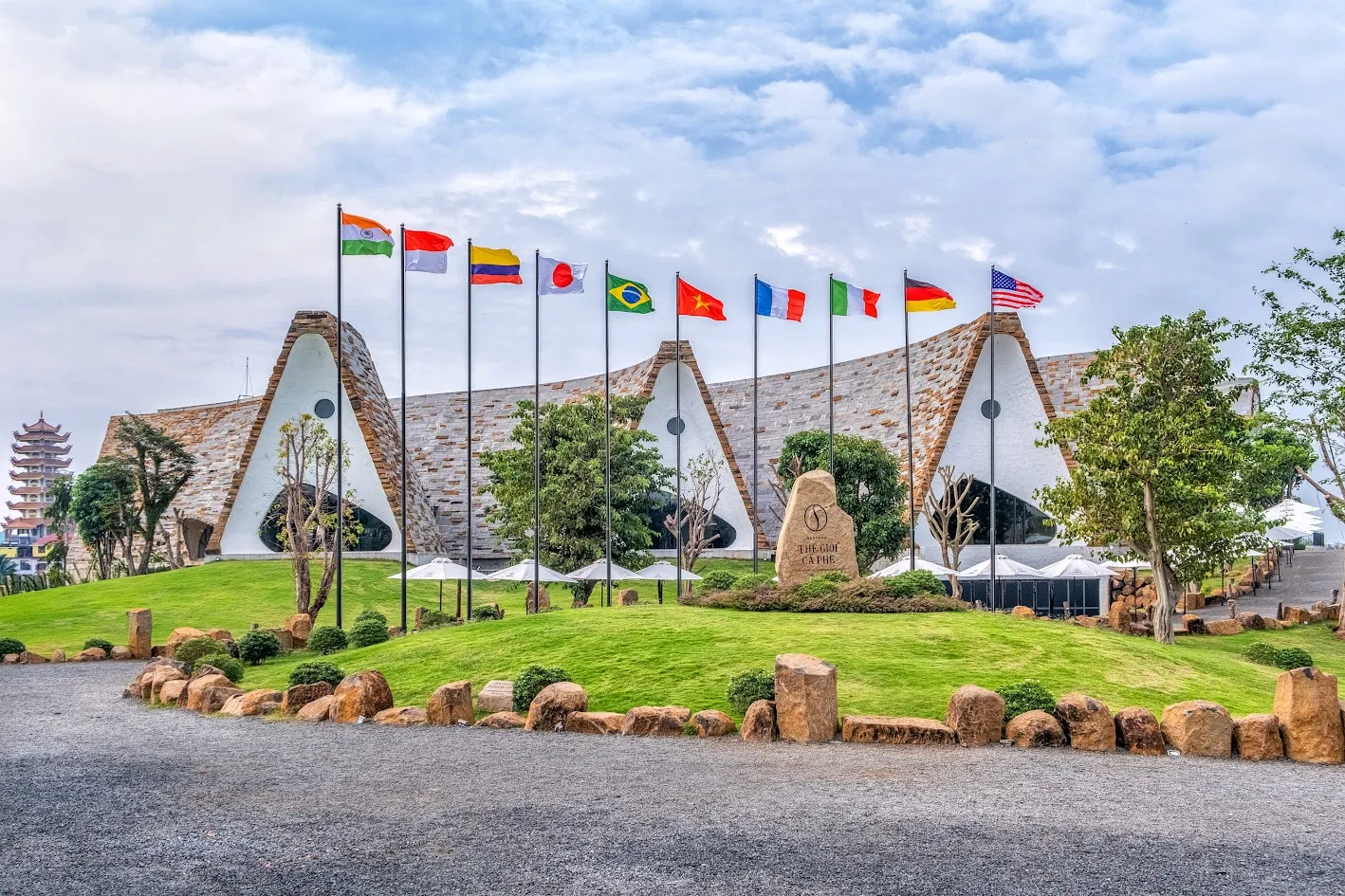 Buôn Ma Thuột mùa khô: trời xanh, nắng vàng và bình yên.