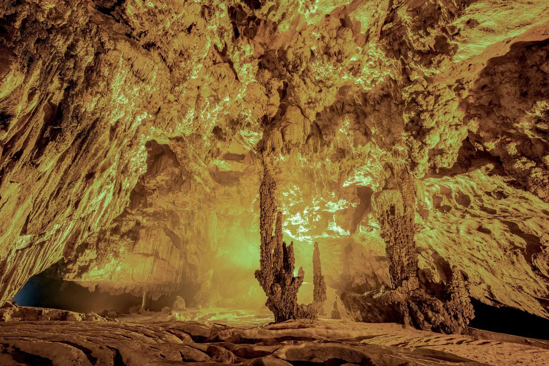 Động Ngườm Ngao hiện ra như một “thế giới ngầm” lộng lẫy được thiên nhiên chạm khắc tỉ mỉ