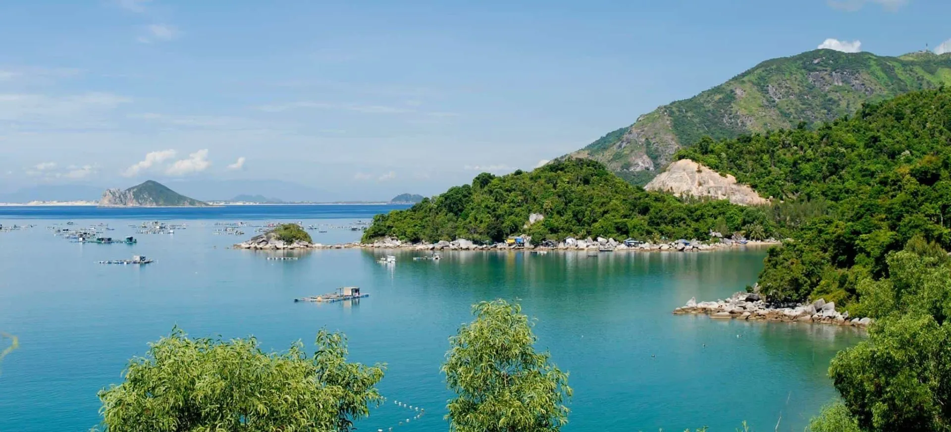 Du lịch Tuy Hoà, nơi sóng và núi thì thầm chuyện xưa