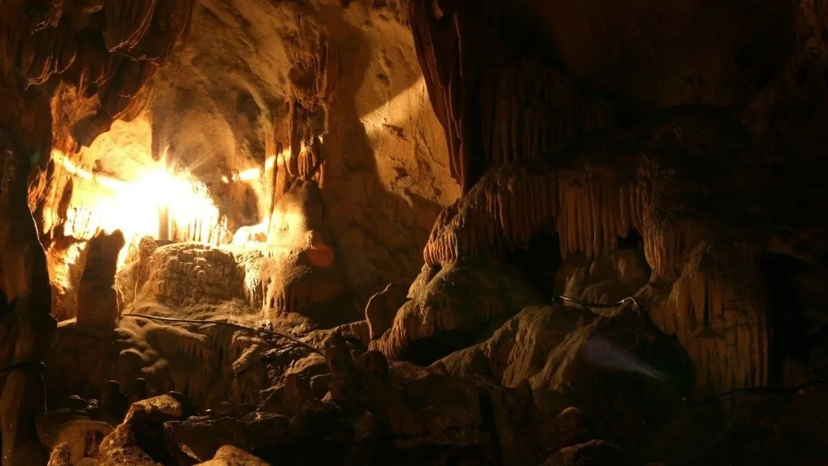 Hang Mỏ Luông mang vẻ đẹp bí ẩn mà thu hút mọi ánh nhìn từ những du khách ưa thích khám phá.