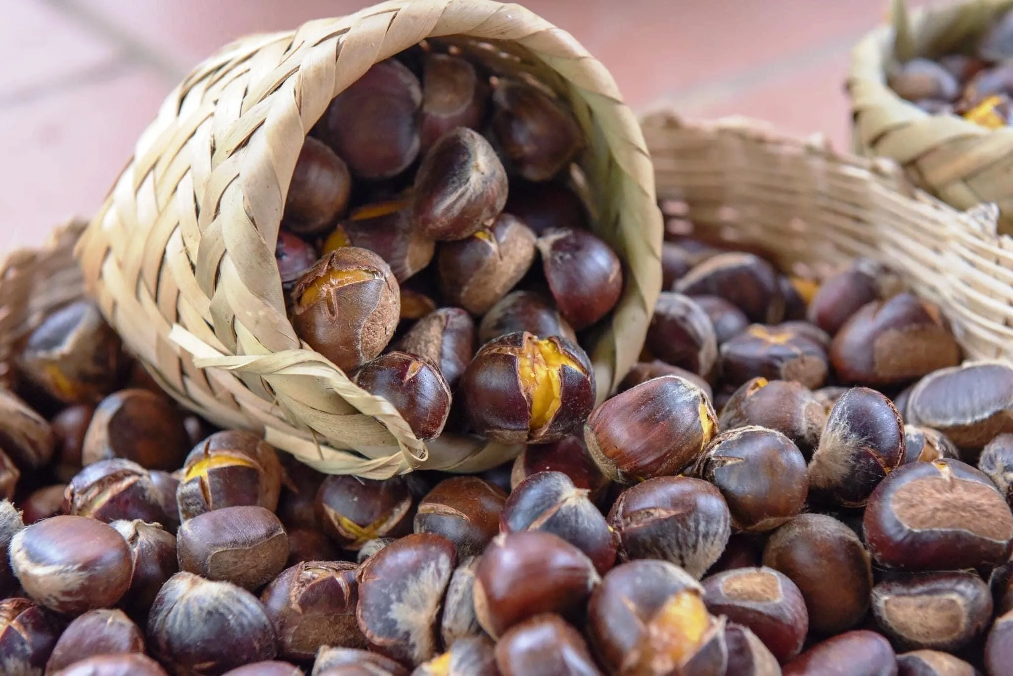 Hạt dẻ Trùng Khánh bùi, mềm vừa đủ và giữ được vị ngọt tự nhiên, là món quà từ núi rừng.