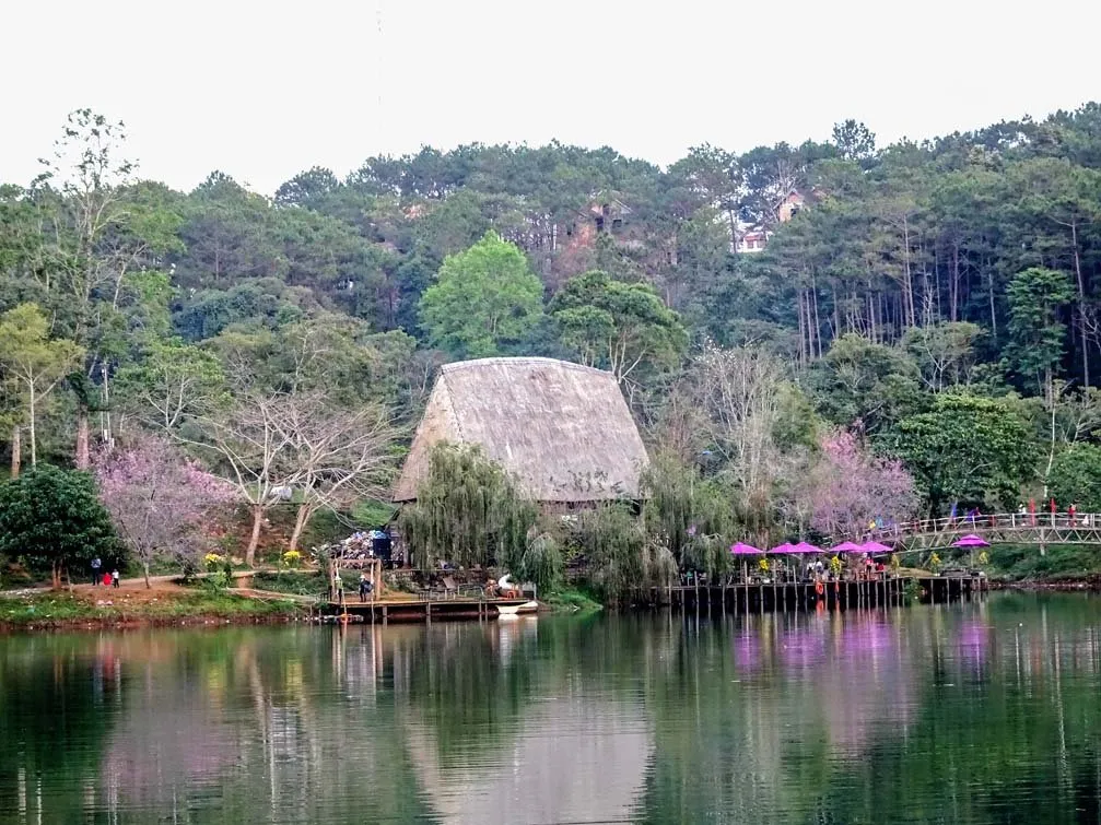 Một góc thanh bình giữa thiên nhiên Hồ Đắk Ke.