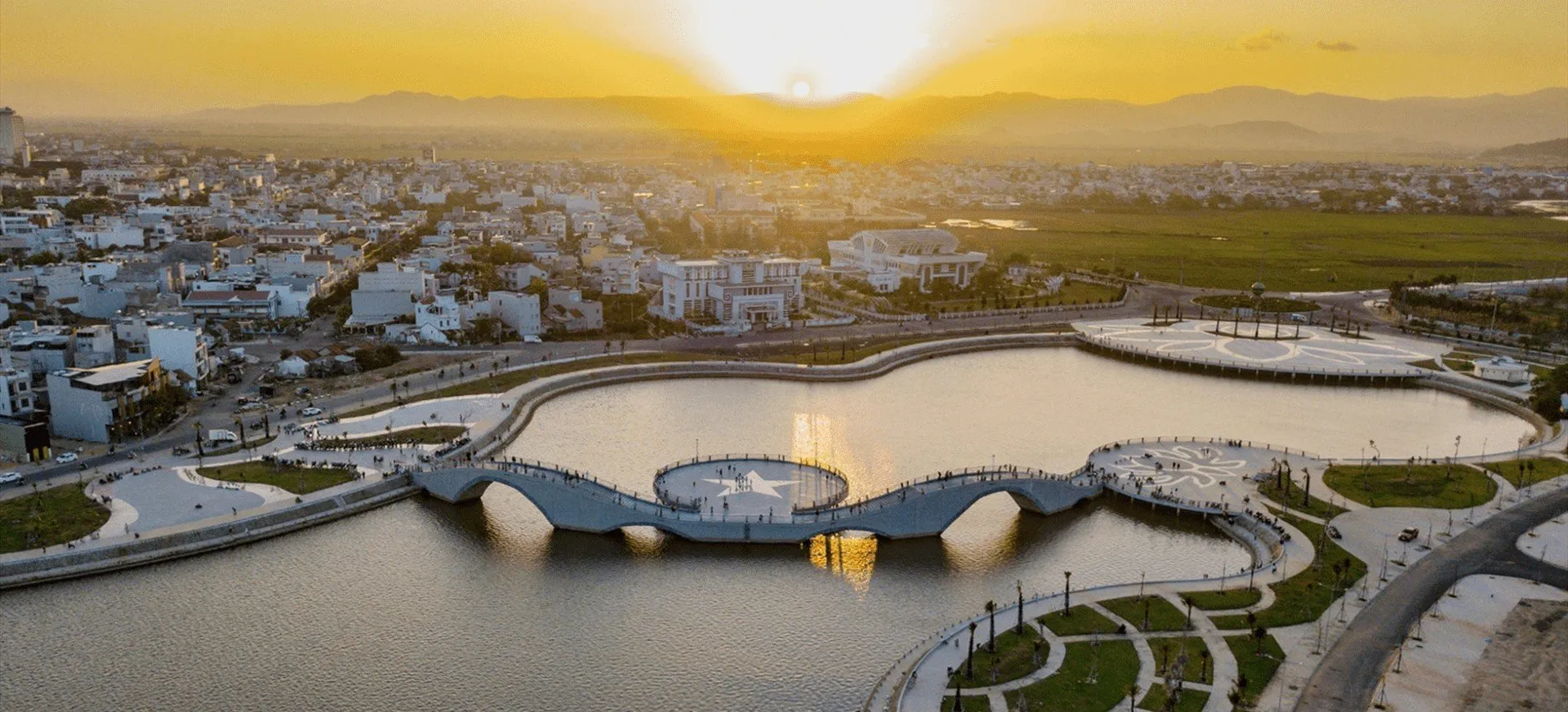 Một chiều ở Hồ Điều Hoà Hồ Sơn, ánh nắng rải vàng cả bầu trời Tuy Hoà.