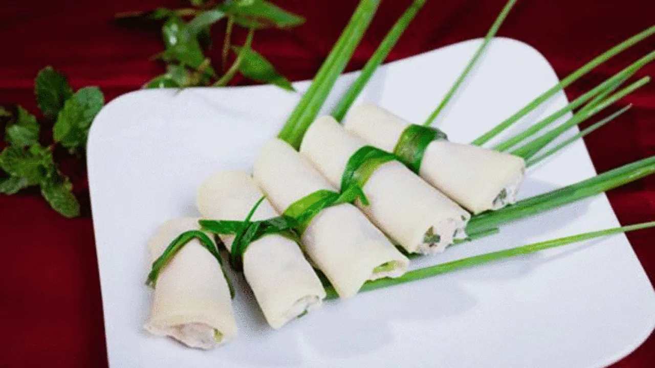 Thưởng thức măng vầu cuốn thịt, cảm nhận vị thanh mát của măng hòa cùng vị béo ngậy của thịt.