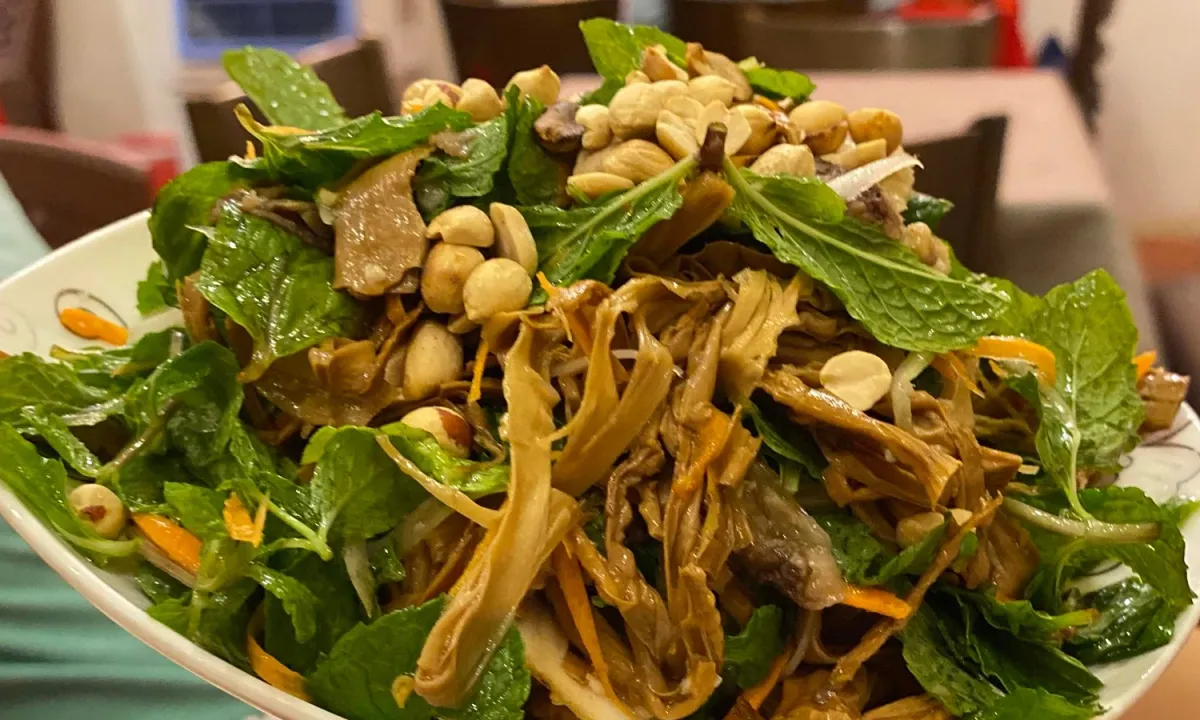 Đặc sản Măng Đen: nộm gà măng khô.