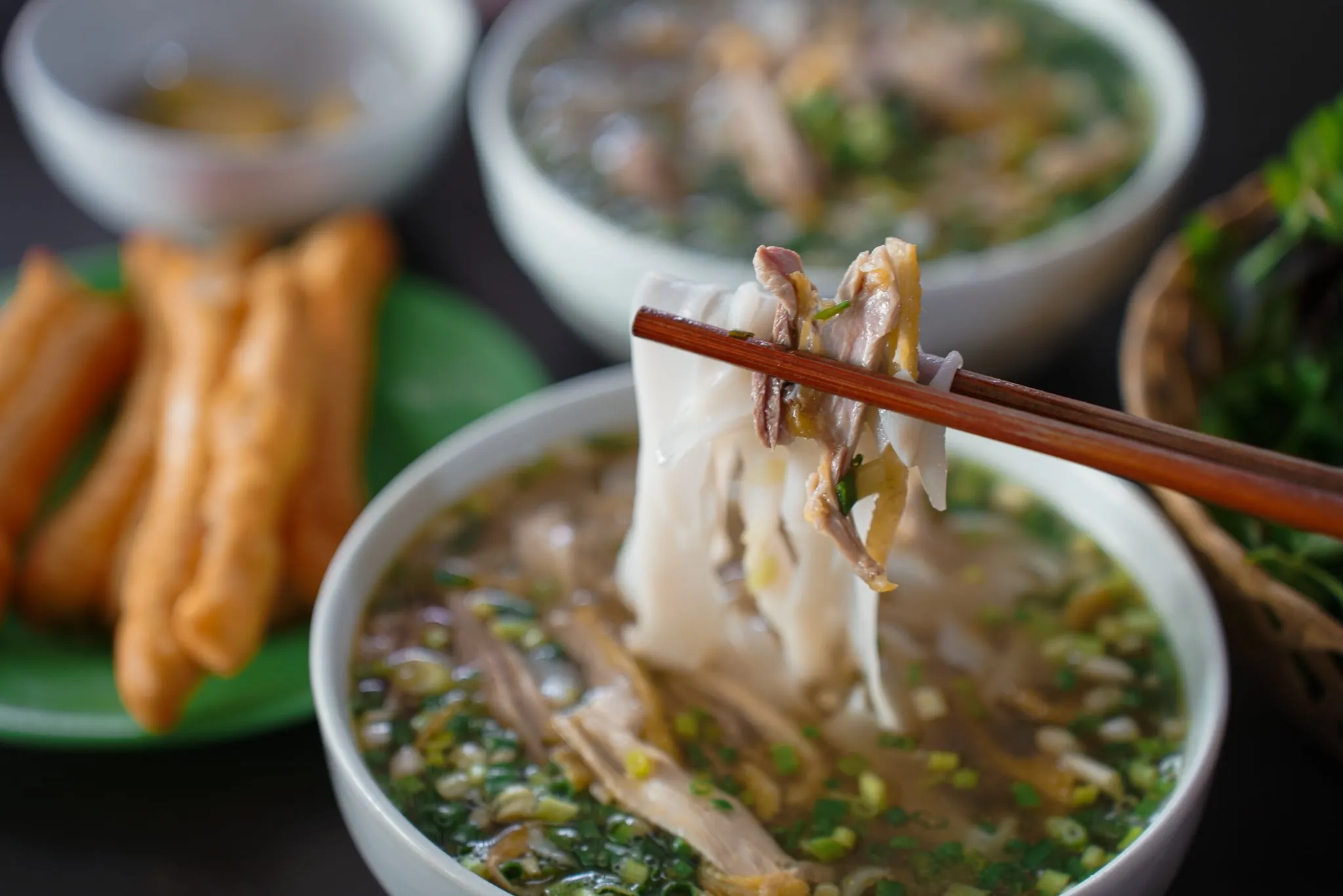 Thưởng thức bát phở gà Tráng Kìm đậm đà