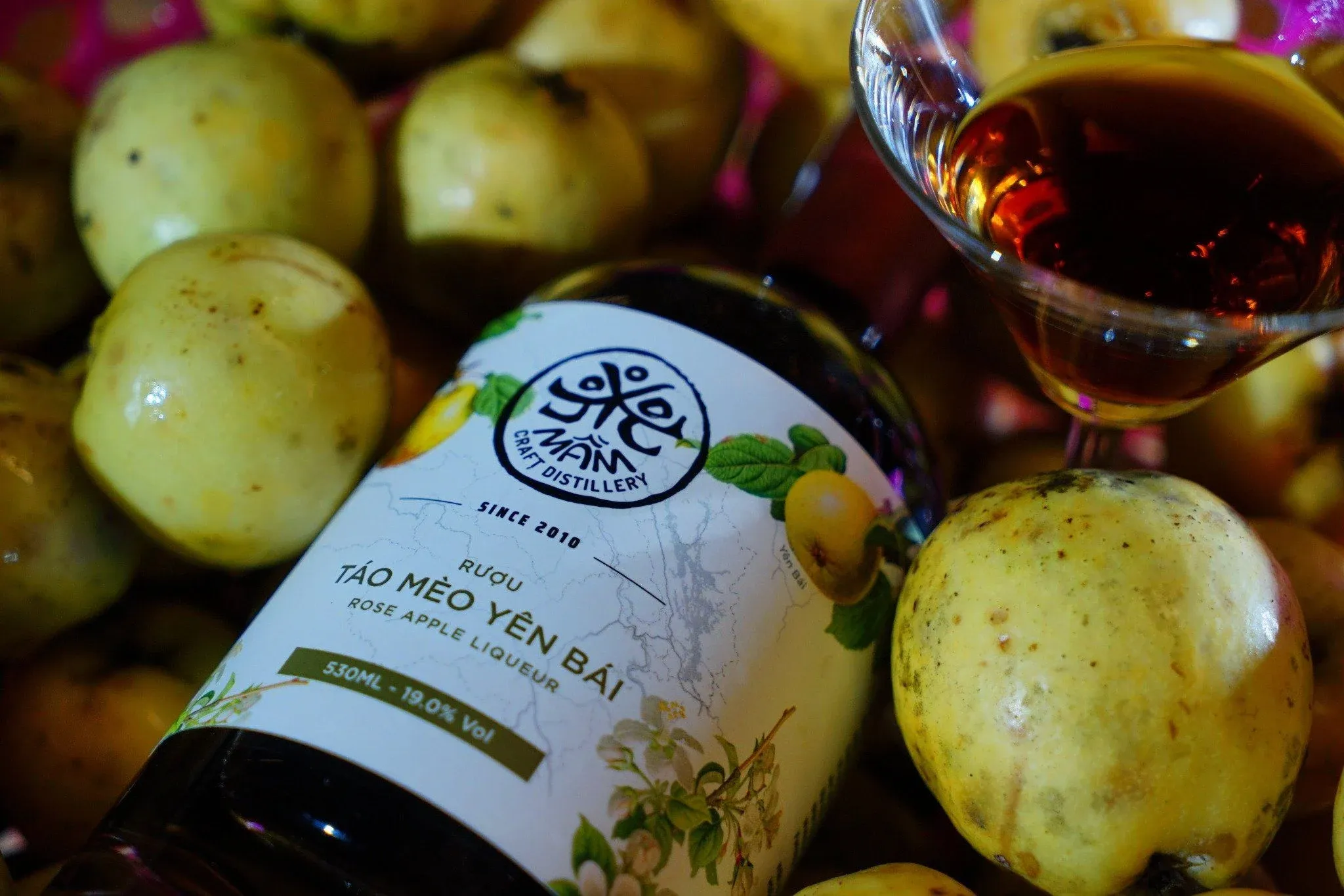 Thưởng thức rượu táo mèo để cảm nhận vị ngọt thanh và nồng nàn.