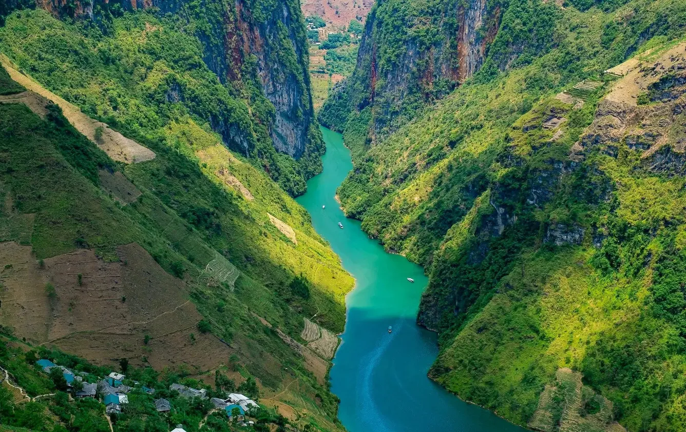 Sông Nho Quế, dải lụa xanh giữa núi rừng hùng vĩ.