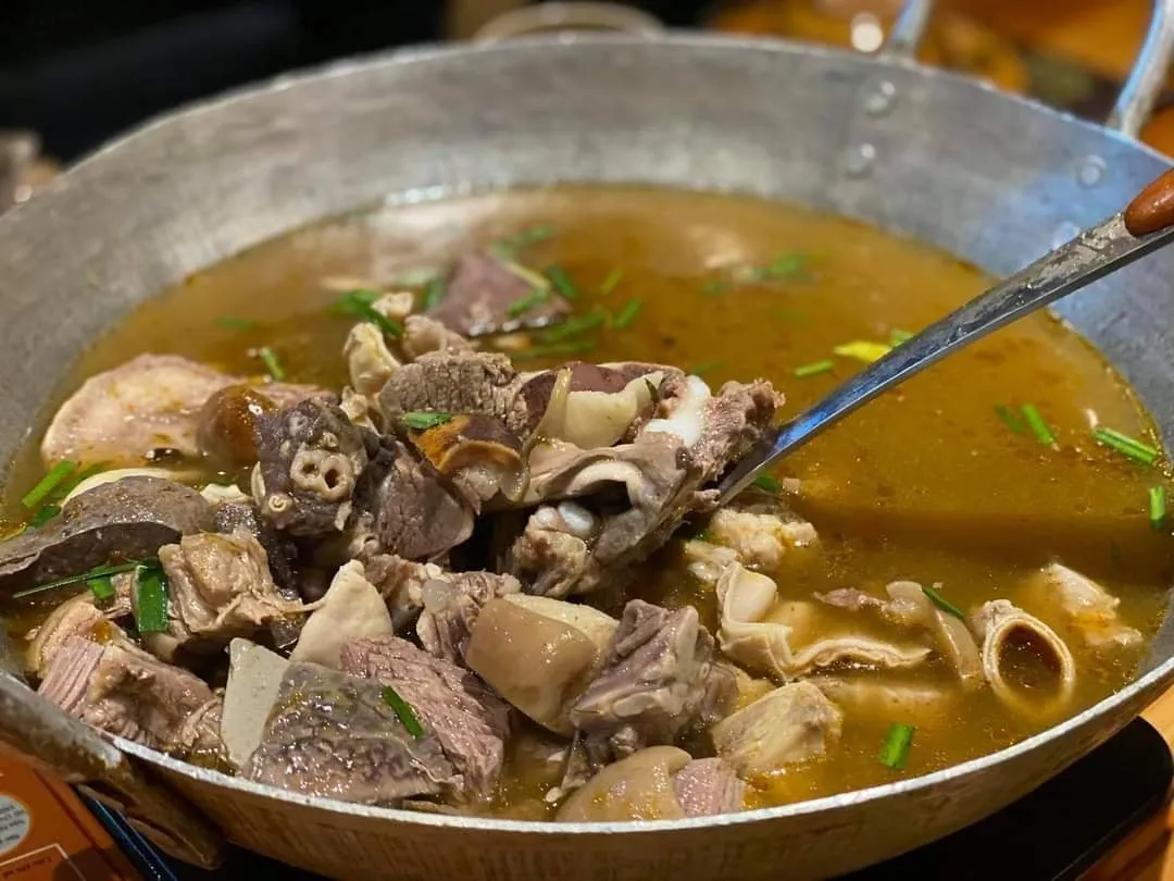 Thưởng thức thắng cố để cảm nhận vị cay nồng, hương thơm và nét đặc trưng của vùng cao.