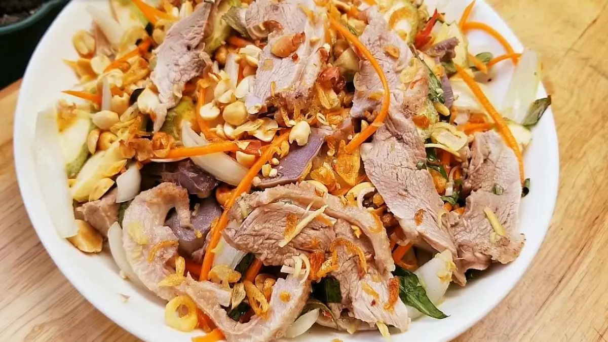 Thưởng thức vịt bầu Lục Yên, cảm nhận vị ngọt thịt, béo vừa phải và hương thơm đặc trưng.