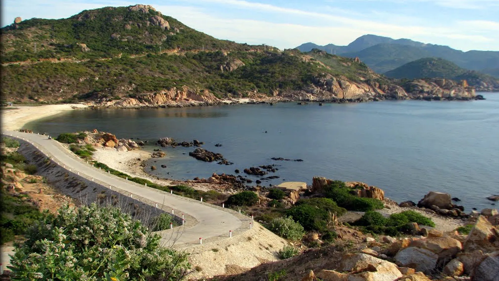 Khung cảnh Bãi Chướng mang đến cảm giác bình yên và thư thái giữa thiên nhiên biển cả.