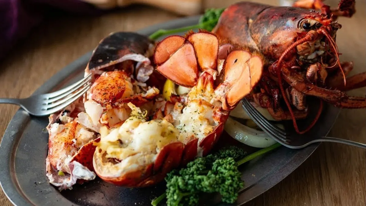 Hương vị tôm hùm tươi sống khiến bữa ăn trở nên đặc biệt và khó quên.