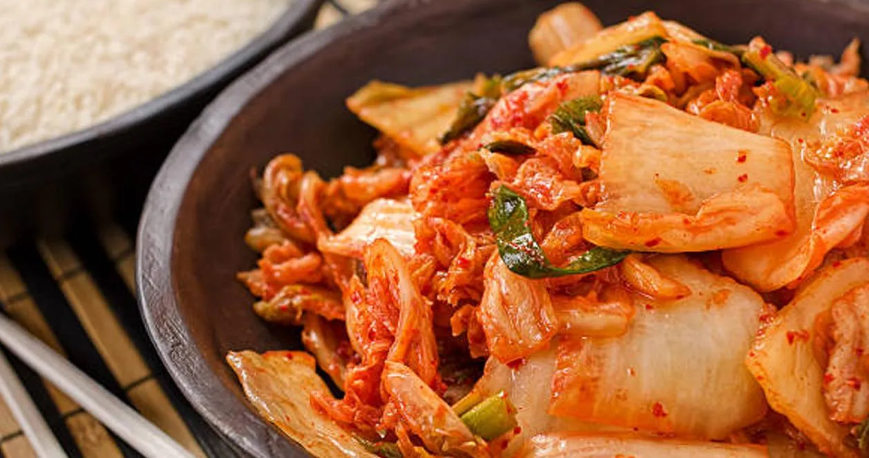 Kimchi mang vị cay nồng đặc trưng khiến bữa ăn Hàn Quốc trở nên trọn vẹn hơn.