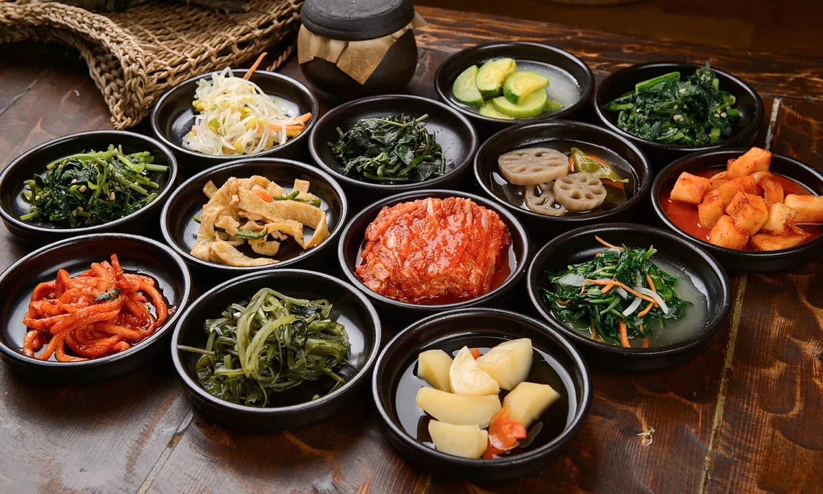 Mỗi đĩa Banchan là một hương vị riêng góp phần làm bữa ăn thêm tròn vị.