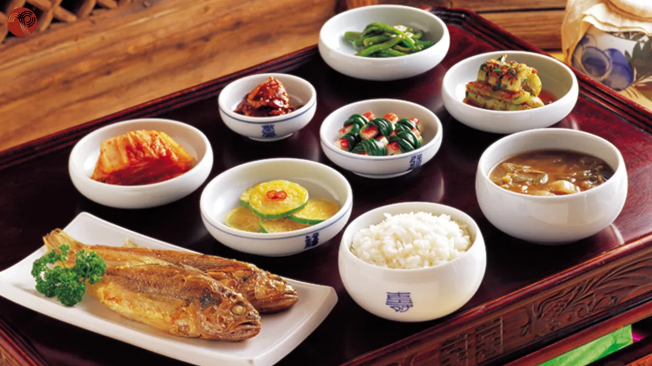 Bàn ăn Hàn Quốc được bày biện gọn gàng thể hiện sự chỉn chu trong từng bữa cơm.