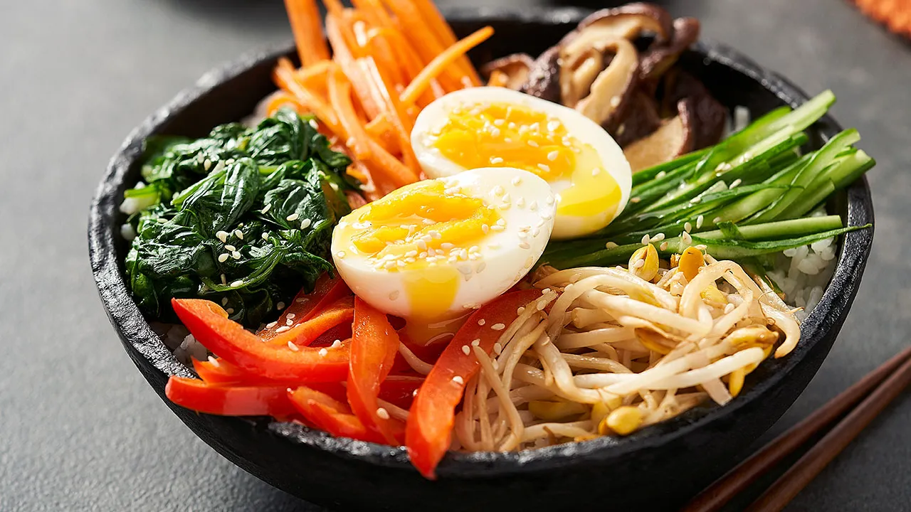 Một tô Bibimbap đầy đủ hương vị làm bữa ăn trở nên hấp dẫn hơn bao giờ hết.