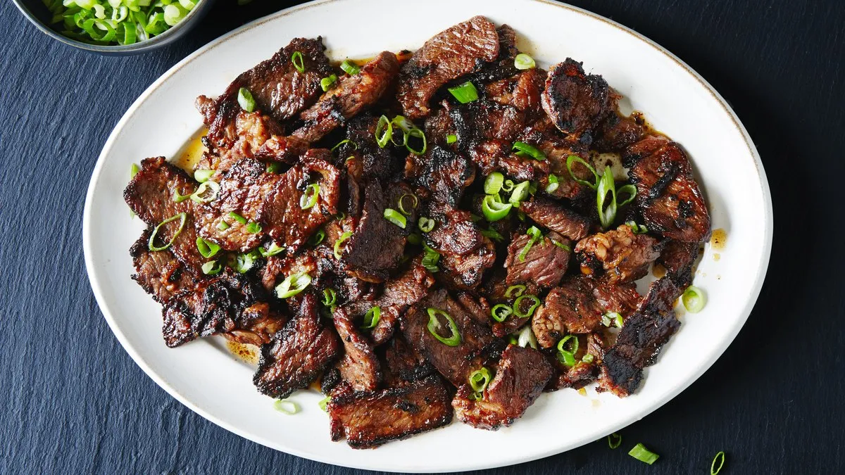 Bulgogi thơm lừng từ thịt bò ướp đậm đà khiến ai nhìn cũng khó lòng cưỡng lại.