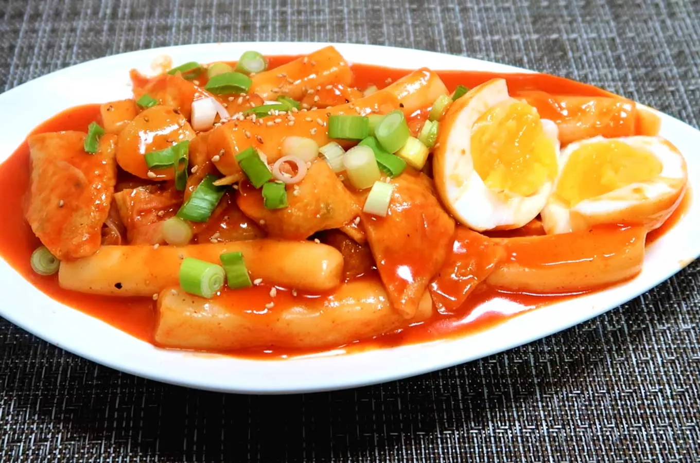 Tteokbokki cay cay ngọt ngọt là món ăn vặt quen thuộc của giới trẻ Hàn Quốc.