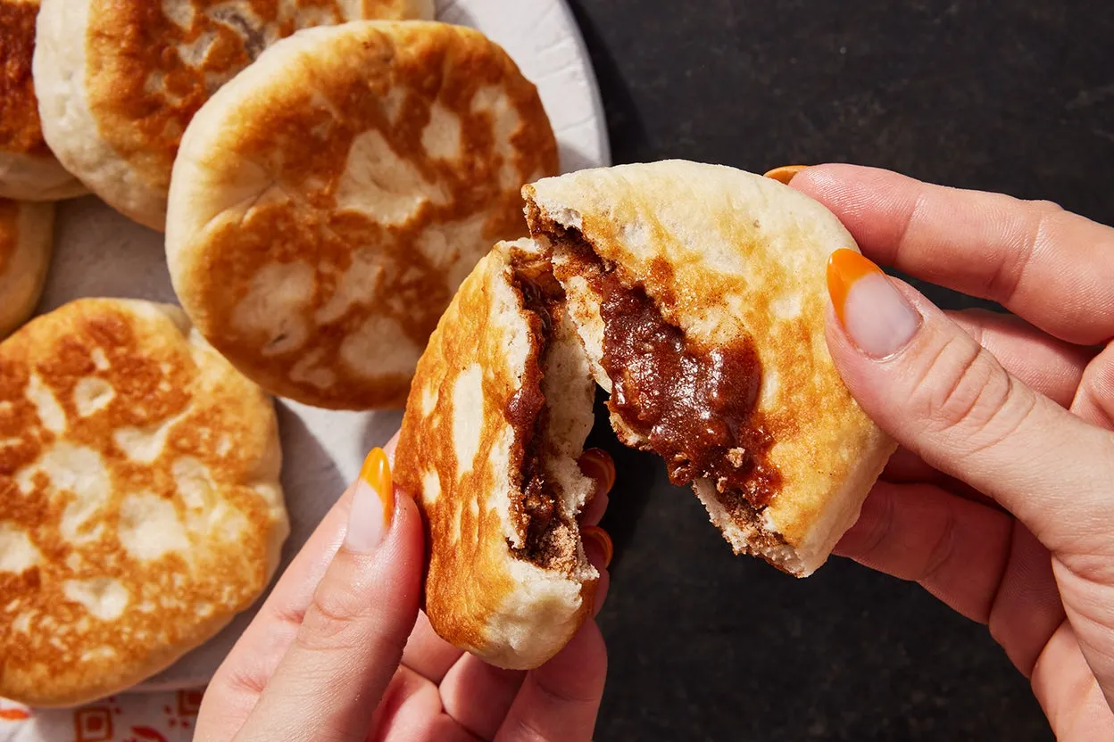 Hotteok là món ăn vặt quen thuộc mỗi khi trời trở lạnh.