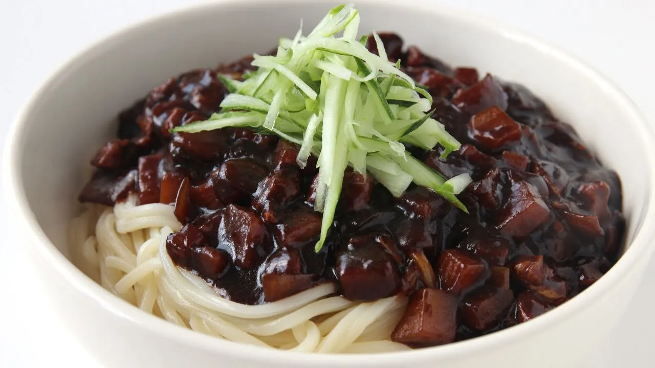 Jajangmyeon là món mì quen thuộc gắn liền với ẩm thực Hàn Quốc.