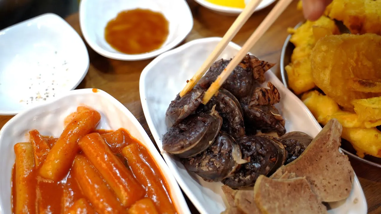 Vị đậm đà của Sundae rất hợp để ăn cùng tteokbokki cay nóng.