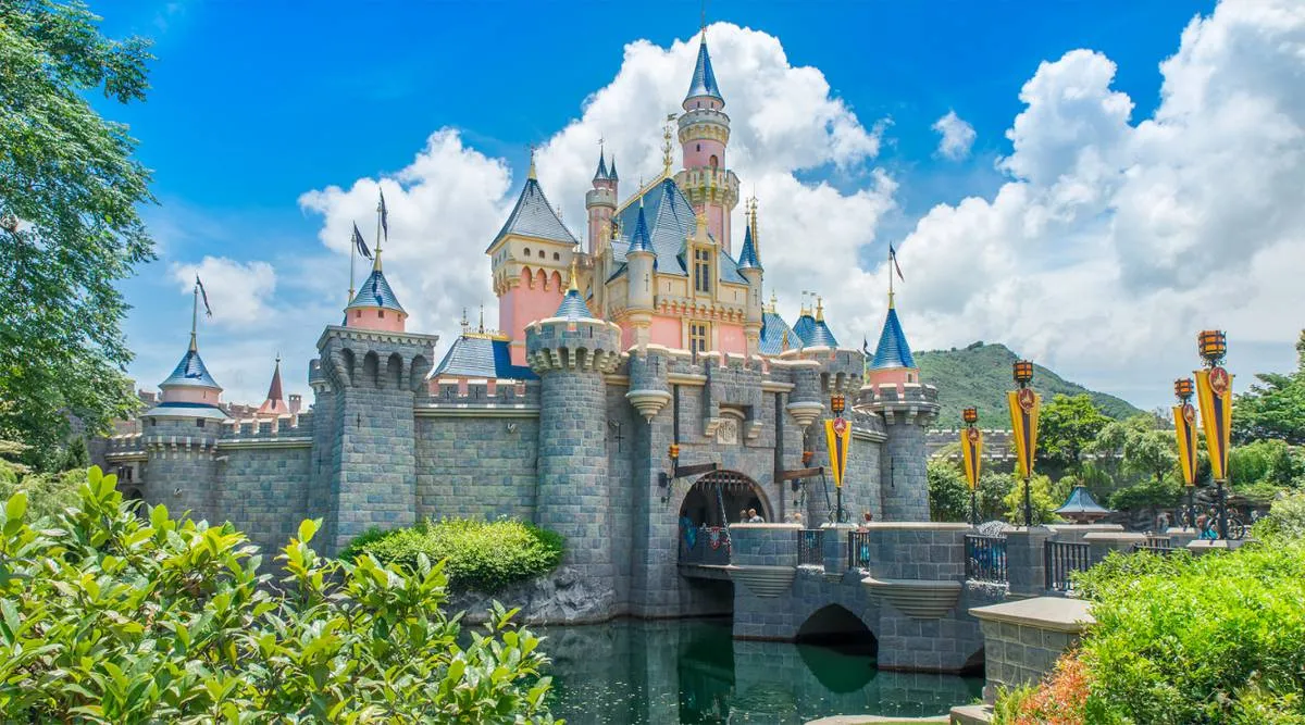 Disneyland Hong Kong là điểm đến giải trí nổi tiếng dành cho mọi lứa tuổi.
