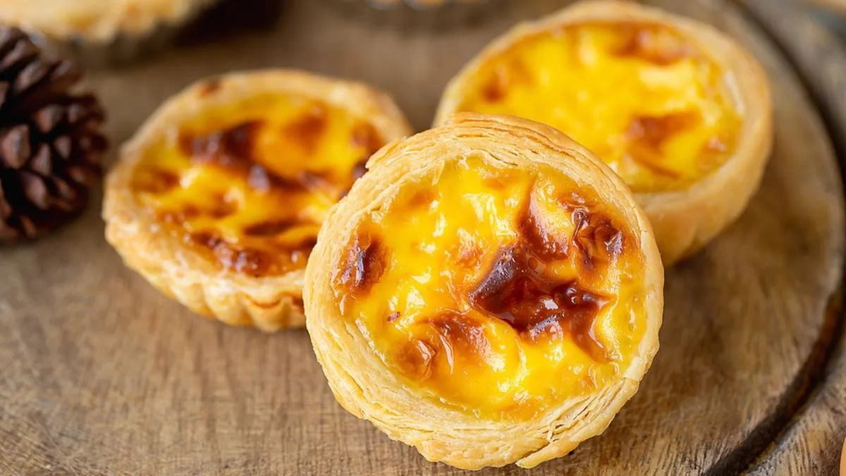 Bánh tart trứng thơm ngon với lớp vỏ giòn nhẹ và nhân kem mềm mịn.