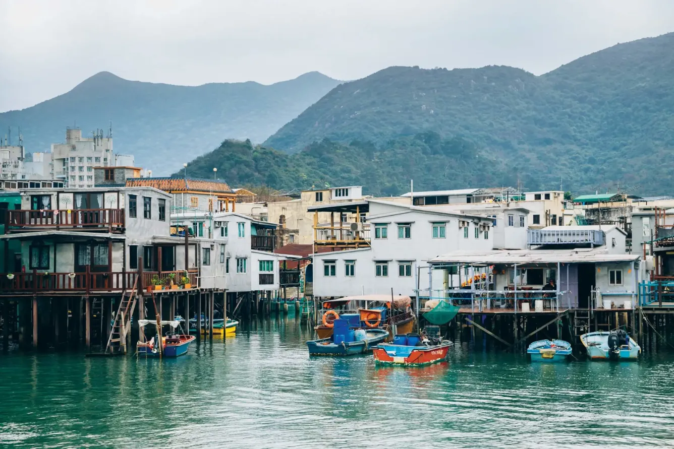Làng chài Tai O mang vẻ đẹp mộc mạc và yên bình giữa Hong Kong hiện đại.