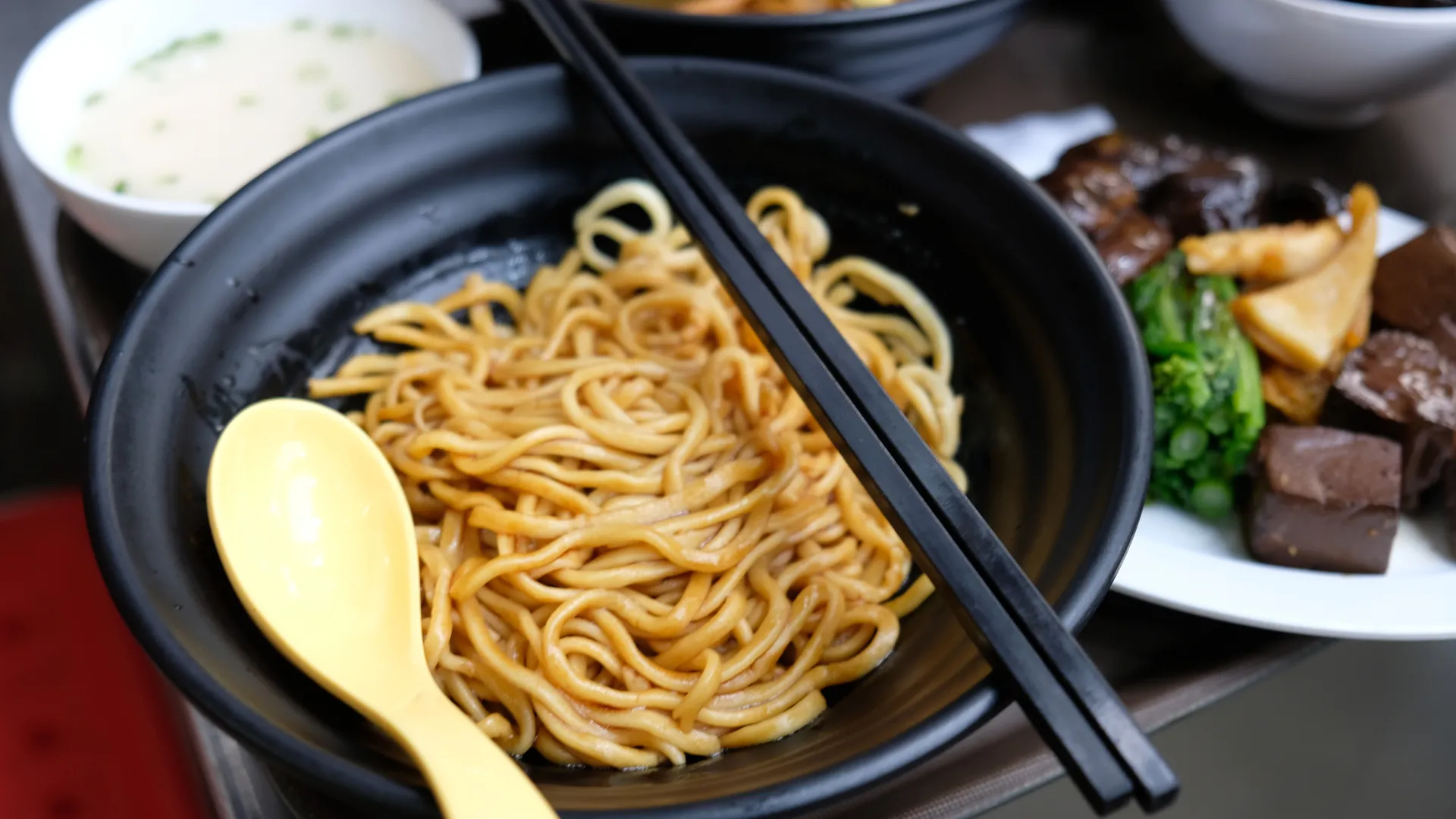 Mì xe đẩy Hong Kong là món ăn đường phố quen thuộc với hương vị đậm đà.