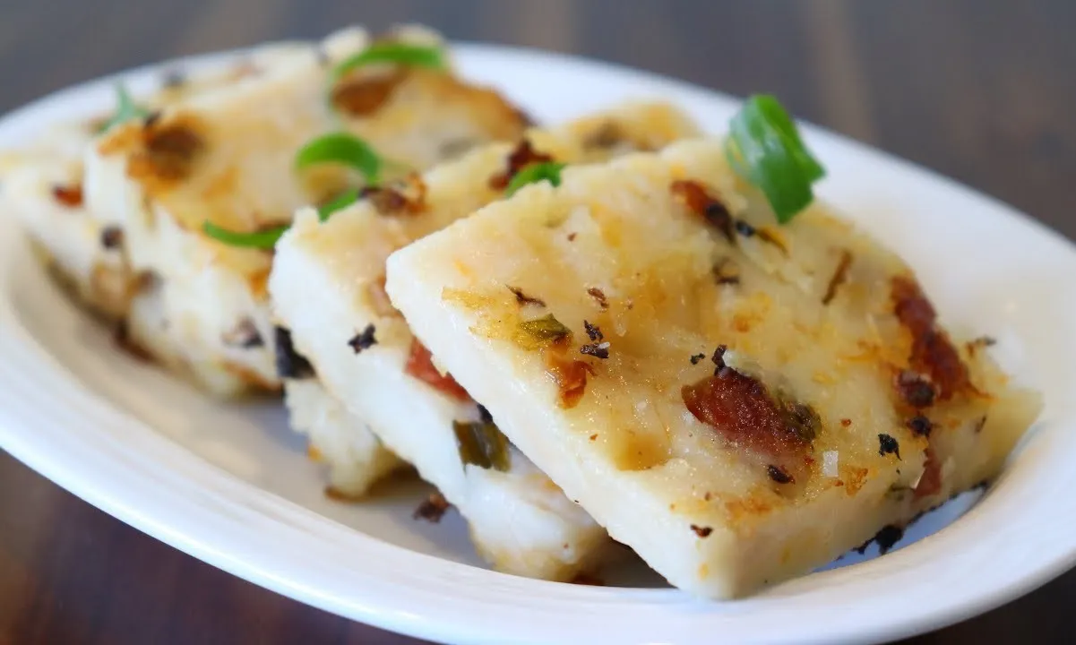 Sự kết hợp giữa củ cải, bột gạo và topping tạo nên hương vị đặc trưng.