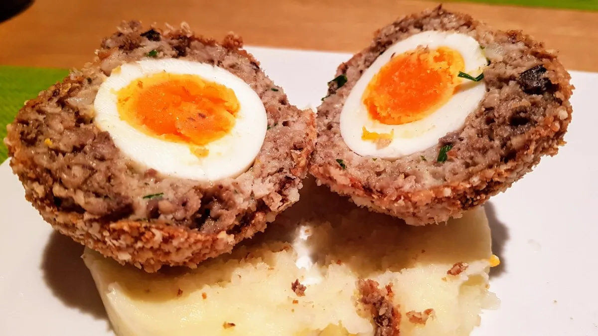 Haggis Scotch Eggs mang đến trải nghiệm ẩm thực độc đáo mà fan ẩm thực không thể bỏ qua.