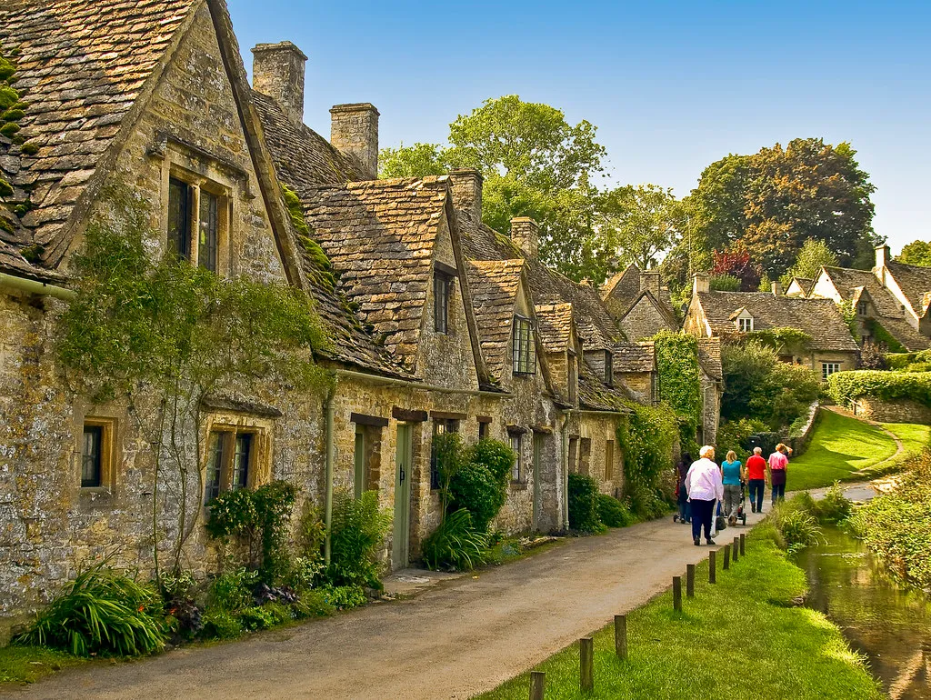 Bibury hiện lên yên bình như bước ra từ một trang truyện cổ.