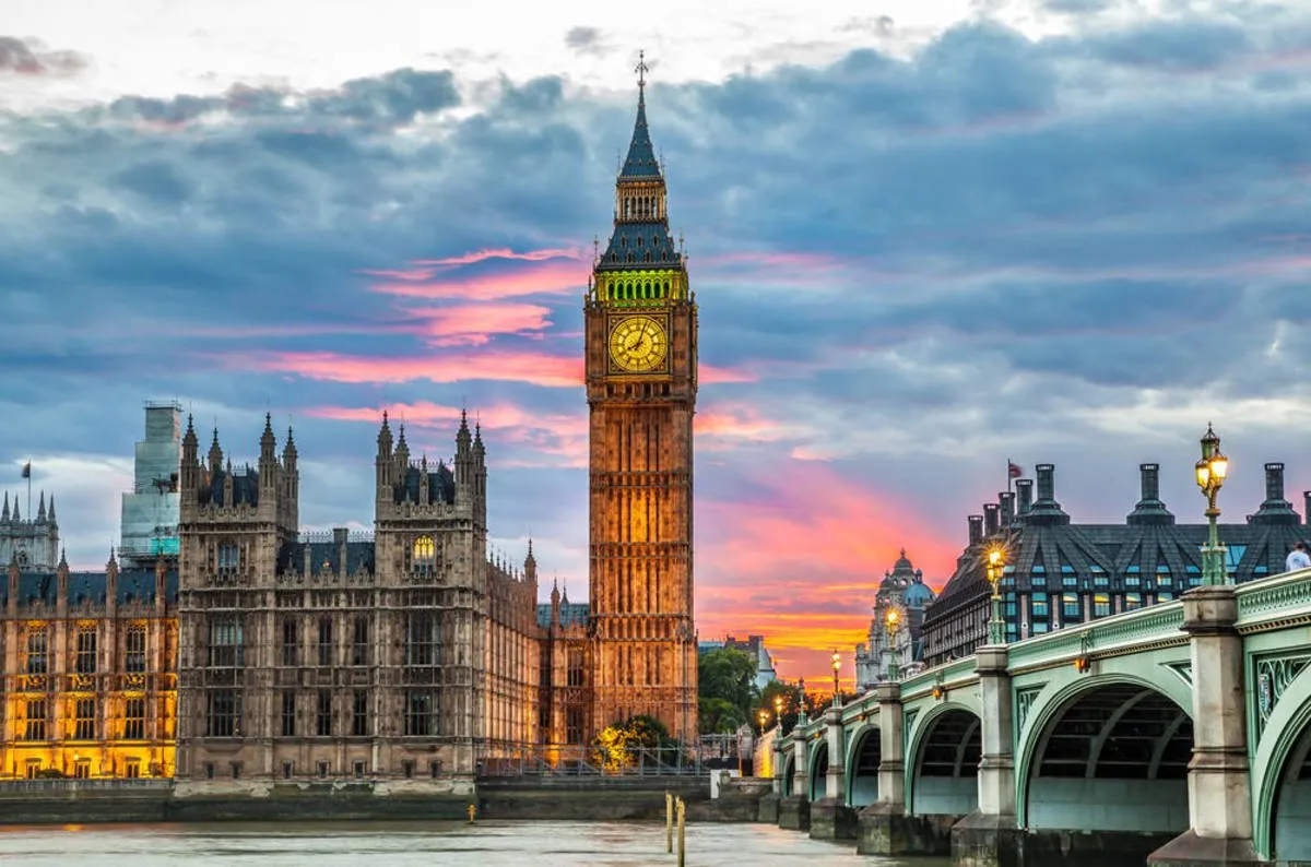 Tháp đồng hồ Big Ben nổi bật với kiến trúc cổ điển và lịch sử lâu đời.
