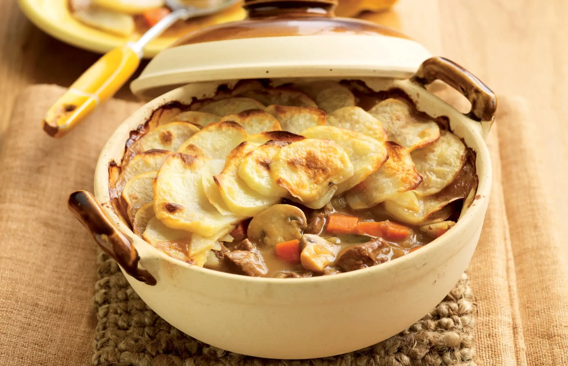 Lancashire Hotpot nóng hổi với thịt mềm và khoai tây vàng ruộm là tinh hoa ẩm thực Anh.