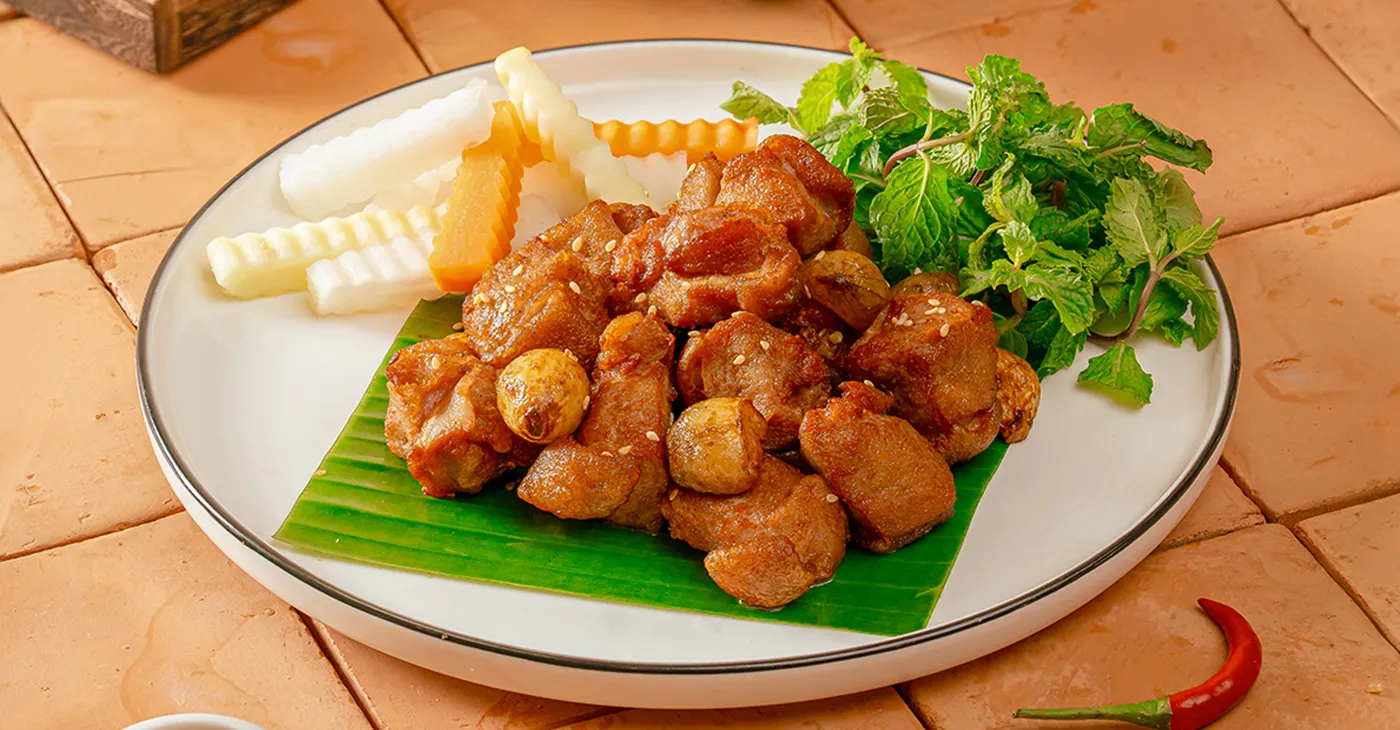 Bê chao Mộc Châu là món đặc sản nổi bật với hương thơm quyến rũ và vị thịt tươi mềm.