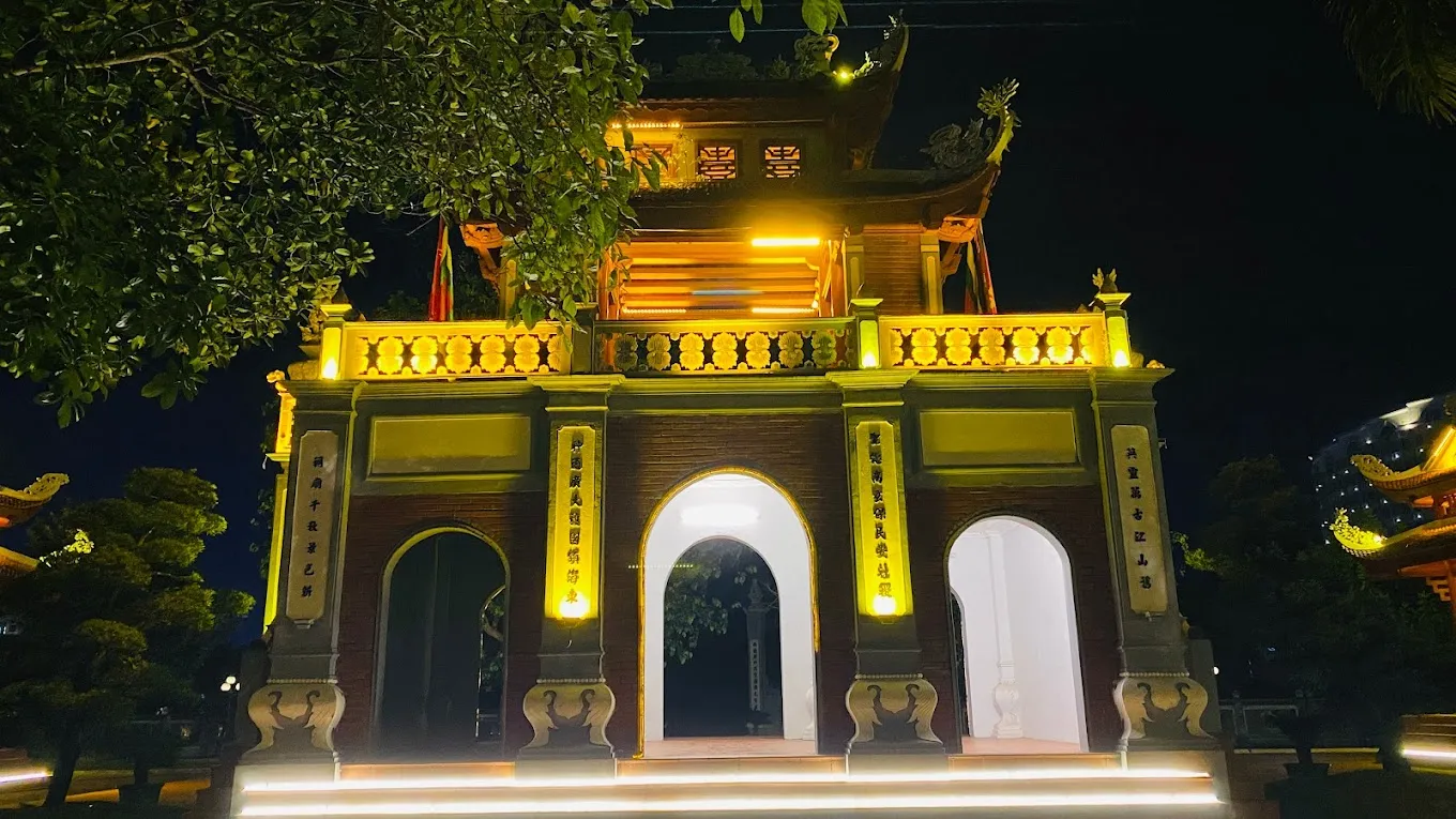 Giữa không gian tĩnh lặng, Đền Xã Tắc mang đến cảm giác thư thái khó tả cho người ghé thăm.