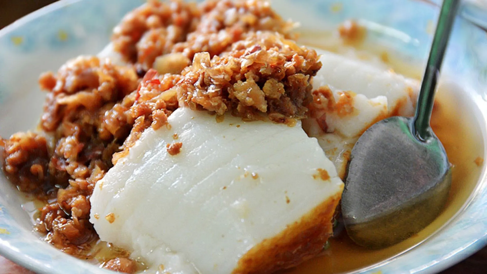 Một miếng bánh đúc Lai là sự hòa quyện giữa bột gạo dẻo và topping dân dã đầy hấp dẫn.