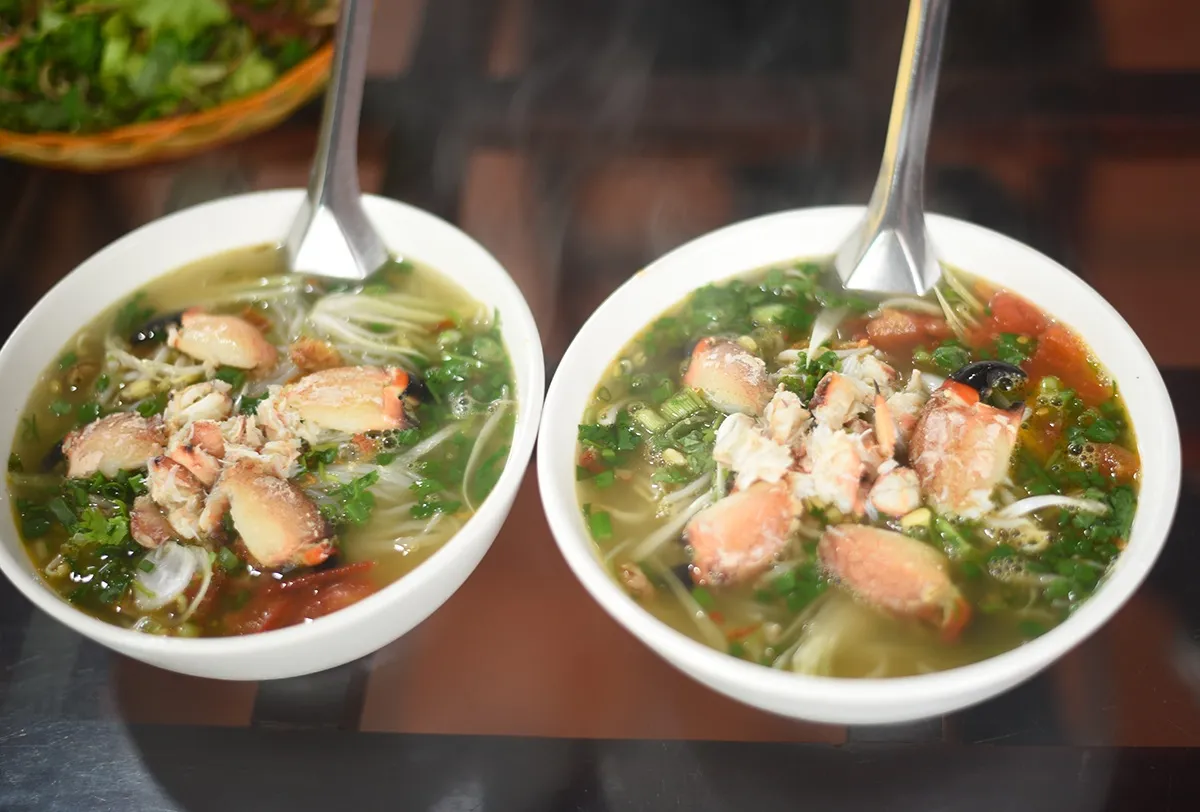 Bát bún cù kỳ nóng hổi với thịt cù kỳ ngọt chắc khiến ai cũng xiêu lòng.